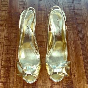 Gold pumps